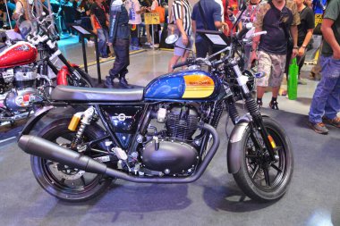 Pasay, PH-27 - 27 Nisan 2024 tarihinde Filipinler 'in Pasay kentinde yapılan Makina Moto Show' da Royal Enfield Interceptor 650. Makina Moto, Filipinler 'de düzenlenen yıllık bir motosiklet fuarıdır..