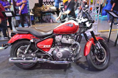 Pasay, PH - APR 27 - Royal enfield super meteor 650 27 Nisan 2024 tarihinde Pasay, Filipinler 'de Makina Moto Show' da. Makina Moto, Filipinler 'de düzenlenen yıllık bir motosiklet fuarıdır..