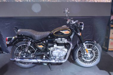 Pasay, PH - 27 Nisan - 27 Nisan 2024 tarihinde Filipinler, Pasay 'da Makina Moto Show' da Royal Enfield mermisi 350. Makina Moto, Filipinler 'de düzenlenen yıllık bir motosiklet fuarıdır..