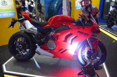 Pasay, PH - APR 27 - Ducati Panigale 27 Nisan 2024 tarihinde Pasay, Filipinler 'de Makina Moto Show' da. Makina Moto, Filipinler 'de düzenlenen yıllık bir motosiklet fuarıdır..
