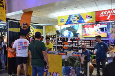 Pasay, PH - 27 Nisan - 27 Nisan 2024 'te Filipinler' deki Makina Moto Show 'da Hella standı. Makina Moto, Filipinler 'de düzenlenen yıllık bir motosiklet fuarıdır..