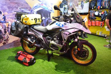 Pasay, PH - 27 Nisan - 27 Nisan 2024 tarihinde Filipinler 'deki Makina Moto Show' da Bmw r1300. Makina Moto, Filipinler 'de düzenlenen yıllık bir motosiklet fuarıdır..