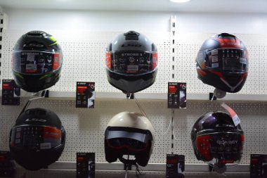 Pasay, PH - 27 Nisan - 27 Nisan 2024 tarihinde Filipinler 'deki Makina Moto Show' da Ls2 miğferleri. Makina Moto, Filipinler 'de düzenlenen yıllık bir motosiklet fuarıdır..