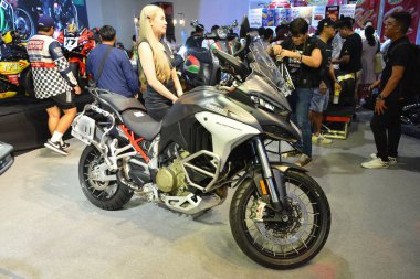 Pasay, PH - APR 27 - Ducati multistrada 27 Nisan 2024 tarihinde Pasay, Filipinler 'de Makina Moto Show' da. Makina Moto, Filipinler 'de düzenlenen yıllık bir motosiklet fuarıdır..