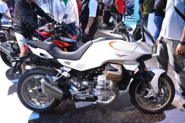 Pasay, PH - APR 27 - Moto guzzi V100 Mandello 27 Nisan 2024 tarihinde Pasay, Filipinler 'de Makina Moto Show' da. Makina Moto, Filipinler 'de düzenlenen yıllık bir motosiklet fuarıdır..