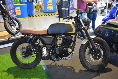 Pasay, PH - 27 Nisan - Makina Moto Show 'da Mutt akita 27 Nisan 2024 Pasay, Filipinler. Makina Moto, Filipinler 'de düzenlenen yıllık bir motosiklet fuarıdır..