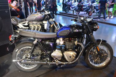 Pasay, PH - APR 27 - Triumph bonneville t120 27 Nisan 2024 tarihinde Filipinler, Pasay 'da Makina Moto Show' da. Makina Moto, Filipinler 'de düzenlenen yıllık bir motosiklet fuarıdır..