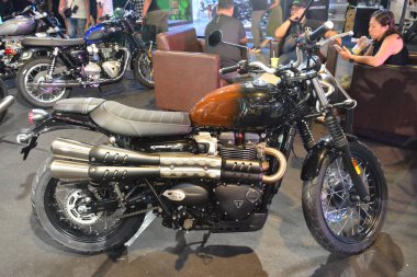 Pasay, PH-27 - 27 Nisan 2024 tarihinde Filipinler, Pasay 'da Makina Moto Show' da 900 numaralı Triumph karıştırıcısı. Makina Moto, Filipinler 'de düzenlenen yıllık bir motosiklet fuarıdır..