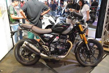 Pasay, PH-27 - 27 Nisan 2024 'te Filipinler' deki Makina Moto Show 'da Triumph 400x karıştırıcısı. Makina Moto, Filipinler 'de düzenlenen yıllık bir motosiklet fuarıdır..