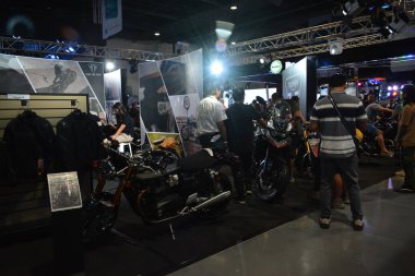 Pasay, PH - 27 Nisan - Makina Moto Show 'daki Zafer standı 27 Nisan 2024, Pasay, Filipinler. Makina Moto, Filipinler 'de düzenlenen yıllık bir motosiklet fuarıdır..
