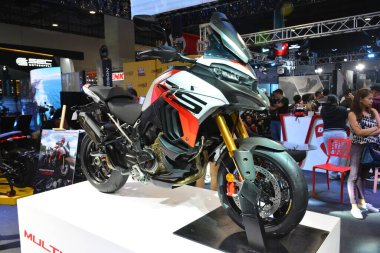 Pasay, PH - APR 27 - Ducati multistrada 27 Nisan 2024 tarihinde Pasay, Filipinler 'de Makina Moto Show' da. Makina Moto, Filipinler 'de düzenlenen yıllık bir motosiklet fuarıdır..