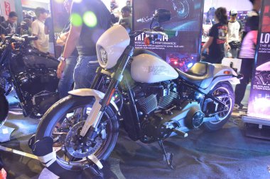 Pasay, PH - APR 27 - Harley Davidson 27 Nisan 2024 tarihinde Filipinler 'de Makina Moto Show' da düşük binici. Makina Moto, Filipinler 'de düzenlenen yıllık bir motosiklet fuarıdır..