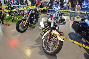 Pasay, PH - APR 27 - Harley Davidson motosikleti 27 Nisan 2024 tarihinde Pasay, Filipinler 'de Makina Moto Show' da. Makina Moto, Filipinler 'de düzenlenen yıllık bir motosiklet fuarıdır..