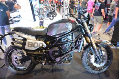 Pasay, PH-27 - Benelli Leoncino 800 27 Nisan 2024 tarihinde Filipinler, Pasay 'da Makina Moto Show' da. Makina Moto, Filipinler 'de düzenlenen yıllık bir motosiklet fuarıdır..