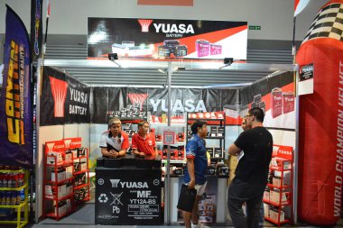 Pasay, PH - APR 27 - Makina Moto Show 'daki Yuasa bataryası 27 Nisan 2024' te Pasay, Filipinler 'de. Makina Moto, Filipinler 'de düzenlenen yıllık bir motosiklet fuarıdır..