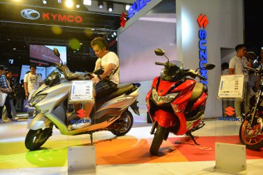Pasay, PH - APR 27 - Suzuki hırsızları 27 Nisan 2024 tarihinde Filipinler, Pasay 'da Makina Moto Show' da. Makina Moto, Filipinler 'de düzenlenen yıllık bir motosiklet fuarıdır..