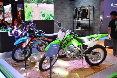 Pasay, PH - 27 Nisan - Kawasaki klx 27 Nisan 2024 tarihinde Pasay, Filipinler 'de Makina Moto Show' da. Makina Moto, Filipinler 'de düzenlenen yıllık bir motosiklet fuarıdır..