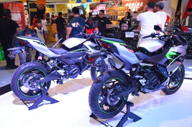 Pasay, PH - 27 Nisan - Kawasaki ninja ev 27 Nisan 2024 tarihinde Pasay, Filipinler 'de Makina Moto Show' da. Makina Moto, Filipinler 'de düzenlenen yıllık bir motosiklet fuarıdır..