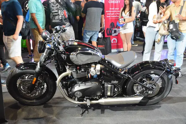 Pasay, PH - 27 Nisan - Makina Moto Show 'daki Triumph bobber 27 Nisan 2024, Pasay, Filipinler. Makina Moto, Filipinler 'de düzenlenen yıllık bir motosiklet fuarıdır..
