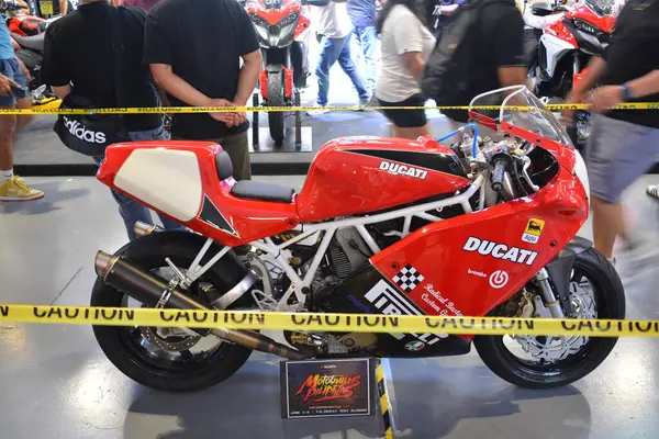 Pasay, PH - APR 27 - Ducati 27 Nisan 2024 tarihinde Makina Moto Show, Filipinler 'de. Makina Moto, Filipinler 'de düzenlenen yıllık bir motosiklet fuarıdır..