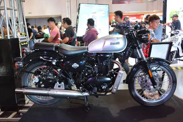 Pasay, PH - 27 Nisan - Benelli emperiale 400 27 Nisan 2024 tarihinde Pasay, Filipinler 'de Makina Moto Show' da. Makina Moto, Filipinler 'de düzenlenen yıllık bir motosiklet fuarıdır..