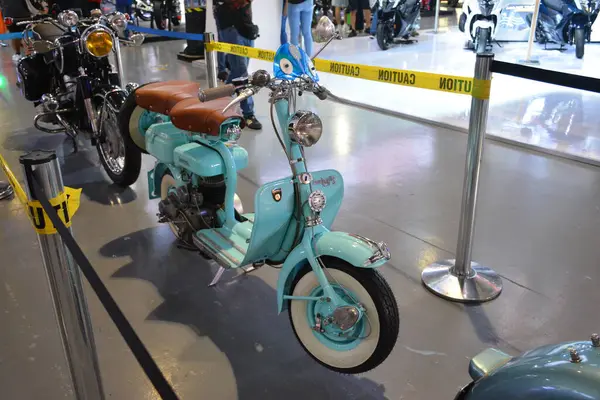 Pasay, PH - APR 27 - Lambretta 125d 27 Nisan 2024 tarihinde Pasay, Filipinler 'de Makina Moto Show' da. Makina Moto, Filipinler 'de düzenlenen yıllık bir motosiklet fuarıdır..