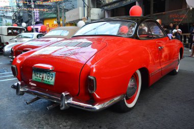 MAKATI, PH - 17 Şubat - Volkswagen Karmann ghia, 17 Şubat 2024 tarihinde Filipinler 'in Makati şehrinde gerçekleştirildi. Benzin istasyonu Vintage, Filipinler 'de düzenlenen bir otomobil fuarıdır..
