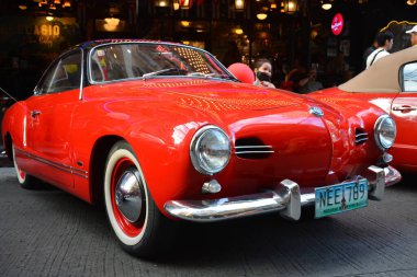 MAKATI, PH - 17 Şubat - Volkswagen Karmann ghia, 17 Şubat 2024 tarihinde Filipinler 'in Makati şehrinde gerçekleştirildi. Benzin istasyonu Vintage, Filipinler 'de düzenlenen bir otomobil fuarıdır..