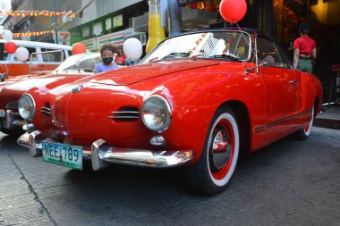MAKATI, PH - 17 Şubat - Volkswagen Karmann ghia, 17 Şubat 2024 tarihinde Filipinler 'in Makati şehrinde gerçekleştirildi. Benzin istasyonu Vintage, Filipinler 'de düzenlenen bir otomobil fuarıdır..