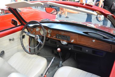 MAKATI, PH - 17 Şubat - Volkswagen Karmann ghia kontrol paneli 17 Şubat 2024 tarihinde Makati, Filipinler 'de. Benzin istasyonu Vintage, Filipinler 'de düzenlenen bir otomobil fuarıdır..