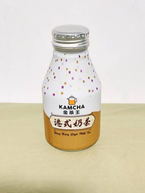 JORDAN, HK - 27 Mayıs - Kamcha Hong Kong tarzı çay şişesi 27 Mayıs 2024 'te Ürdün, Hong Kong' da. Kamcha Hong Kong 'da süt çayı üreten bir şirket..