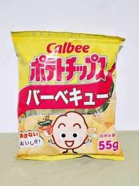 JORDAN, HK - 27 Mayıs - 27 Mayıs 2024 'te Ürdün, Hong Kong' da Calbee barbekü aromalı cips. Calbee Tokyo, Japonya 'da bir Japon aperatif yiyecek üreticisi..