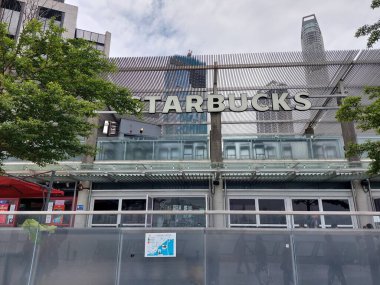 TSIM SHA TSUI, HK - 28 Mayıs - Starbucks cephesi 28 Mayıs 2024 tarihinde Tsim Sha Tsui, Hong Kong 'da. Starbucks, merkezi ABD 'de bulunan bir Amerikan kahvesi..