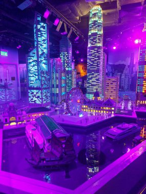 TSIM SHA TSUI, HK - 28 Mayıs - Legoland keşif merkezinde gökdelen lego 28 Mayıs 2024 tarihinde Tsim Sha Tsui, Hong Kong. Legoland Discovery Center, Hong Kong 'da etkileşimli lego deneyimi sunan bir oyun alanıdır..
