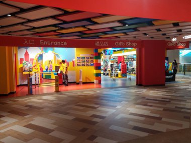TSIM SHA TSUI, HK - 28 Mayıs - Legoland keşif merkezindeki hediyelik eşya dükkanı 28 Mayıs 2024 tarihinde Tsim Sha Tsui, Hong Kong. Legoland Discovery Center, Hong Kong 'da etkileşimli lego deneyimi sunan bir oyun alanıdır..