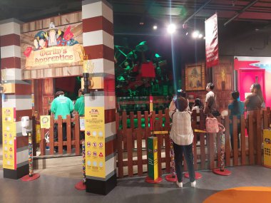 TSIM SHA TSUI, HK - 28 Mayıs - Merlin 'in Legoland keşif merkezinde çıraklık gezisi 28 Mayıs 2024 tarihinde Tsim Sha Tsui, Hong Kong' da. Legoland Discovery Center, Hong Kong 'da etkileşimli lego deneyimi sunan bir oyun alanıdır..