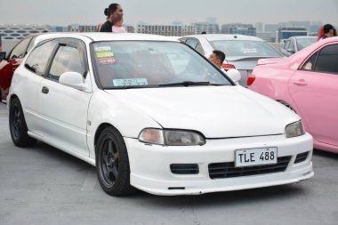 PARANAQUE, PH - 24 AUG - Honda Civic Brokeboys 'un arabasında 24 Ağustos 2024 tarihinde Paranaque, Filipinler' de buluşuyor. Brokeboys, Filipinler 'de bir araba yarışması düzenleyen bir araba organizatörü..