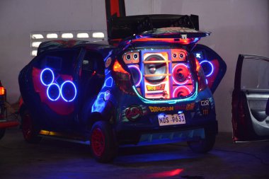QUEZON CITY, PH-AUG 10 - 10 Ağustos 2024 tarihinde Quezon City, Filipinler 'de Wheels United Exo' daki araba ses sistemi. Wheels United, Filipinler 'de düzenlenen bir otomobil fuarıdır..