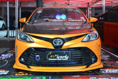 QUEZON CITY, PH - 10 AUG - Toyota vios on Ağustos 2024 tarihinde Quezon City, Filipinler 'de Birleşik Tekerlek Fuarı' nda. Wheels United, Filipinler 'de düzenlenen bir otomobil fuarıdır..