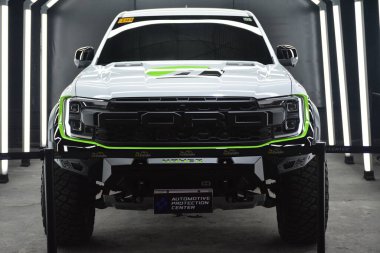 QUEZON ŞEHRİ, PH - 10 AUG - Ford Ranger Raptor on August 10, 2024 tarihinde Quezon City, Filipinler 'de sergilendi. Wheels United, Filipinler 'de düzenlenen bir otomobil fuarıdır..