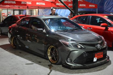 QUEZON CITY, PH - 10 AUG - Toyota vios on Ağustos 2024 tarihinde Quezon City, Filipinler 'de Birleşik Tekerlek Fuarı' nda. Wheels United, Filipinler 'de düzenlenen bir otomobil fuarıdır..