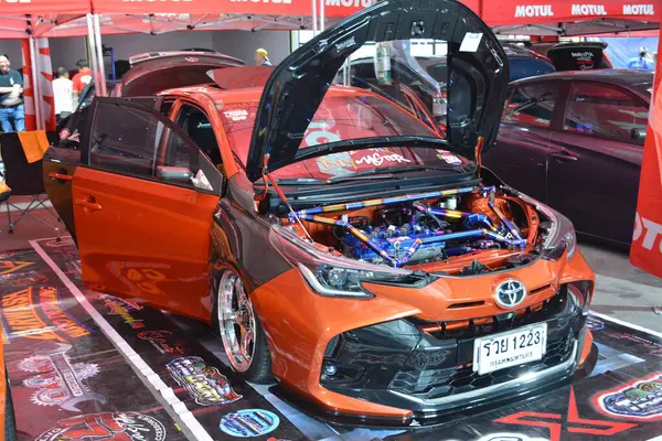 QUEZON CITY, PH - 10 AUG - Toyota vios on Ağustos 2024 tarihinde Quezon City, Filipinler 'de Birleşik Tekerlek Fuarı' nda. Wheels United, Filipinler 'de düzenlenen bir otomobil fuarıdır..