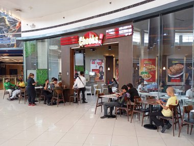 MUNTINLUPA, PH - 31 AUG - Chooks 31 Ağustos 2024 tarihinde Muntinlupa, Filipinler 'deki SM Center Muntinlupa' da restoran cephesine gidecek.