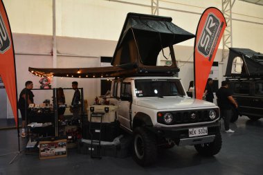 PASIG, PH - 31 AUG - Suzuki Jimny 31 Ağustos 2024 tarihinde Pasig, Filipinler 'deki Street Show Garajı' nda. Sokak gösterisi garajı, Filipinler 'de düzenlenen bir otomobil fuarıdır..