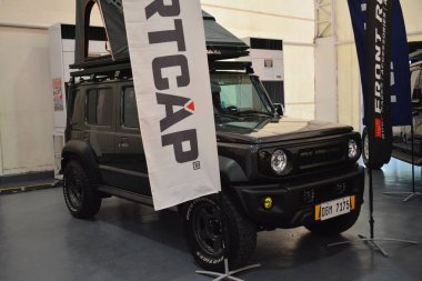 PASIG, PH - 31 AUG - Suzuki Jimny 31 Ağustos 2024 tarihinde Pasig, Filipinler 'deki Street Show Garajı' nda. Sokak gösterisi garajı, Filipinler 'de düzenlenen bir otomobil fuarıdır..