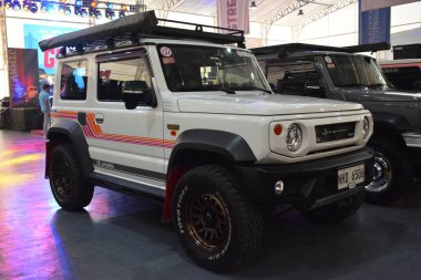 PASIG, PH - 31 AUG - Suzuki Jimny 31 Ağustos 2024 tarihinde Pasig, Filipinler 'deki Street Show Garajı' nda. Sokak gösterisi garajı, Filipinler 'de düzenlenen bir otomobil fuarıdır..