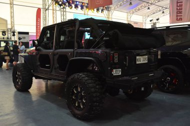 PASIG, PH - 31 AUG - 31 Ağustos 2024 tarihinde Pasig, Filipinler 'deki Street Show Garajı' nda Jeep sürücüsü. Sokak gösterisi garajı, Filipinler 'de düzenlenen bir otomobil fuarıdır..
