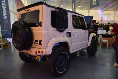 PASIG, PH - 31 AUG - Suzuki Jimny 31 Ağustos 2024 tarihinde Pasig, Filipinler 'deki Street Show Garajı' nda. Sokak gösterisi garajı, Filipinler 'de düzenlenen bir otomobil fuarıdır..