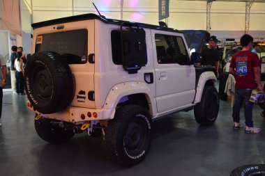 PASIG, PH - 31 AUG - Suzuki Jimny 31 Ağustos 2024 tarihinde Pasig, Filipinler 'deki Street Show Garajı' nda. Sokak gösterisi garajı, Filipinler 'de düzenlenen bir otomobil fuarıdır..