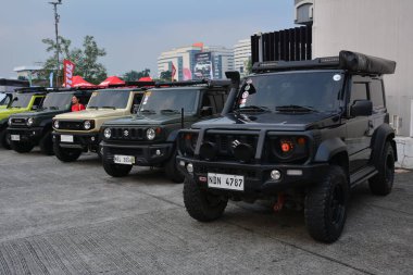 PASIG, PH - 31 AUG - Suzuki Jimny 31 Ağustos 2024 tarihinde Pasig, Filipinler 'deki Street Show Garajı' nda. Sokak gösterisi garajı, Filipinler 'de düzenlenen bir otomobil fuarıdır..